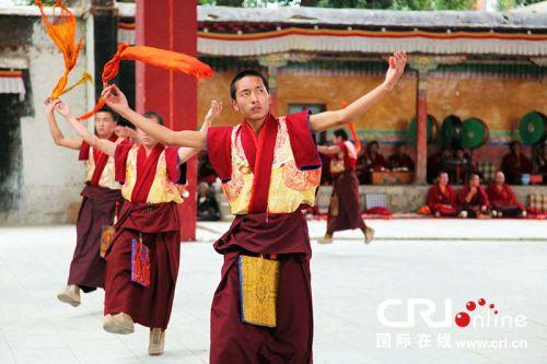 扎什倫布寺羌姆表演。