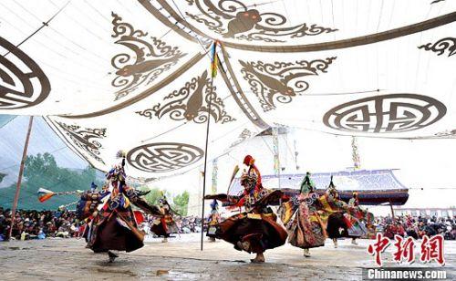 西藏山南地區(qū)桑耶寺僧人表演神舞。（李林/攝）