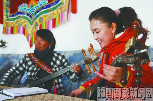 龍日的學(xué)生在認(rèn)真學(xué)習(xí)扎年琴。龍日希望，學(xué)生們能將扎年琴聲帶到更遙遠(yuǎn)的地方。 記者 沈未蘭 攝