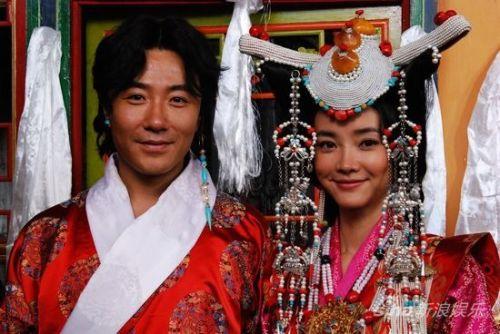  藏式婚禮中的新郎新娘。