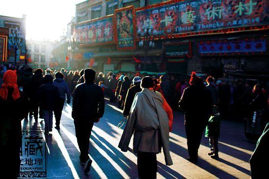 一到冬季，各地藏民都來到大昭寺的八廓街上傳經(jīng)，朝佛。