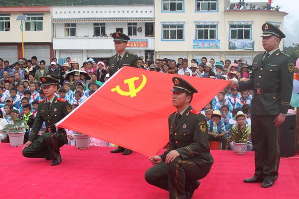 圖為該支隊(duì)官兵參加駐地政府舉辦的“七一”慶?；顒?dòng).jpg