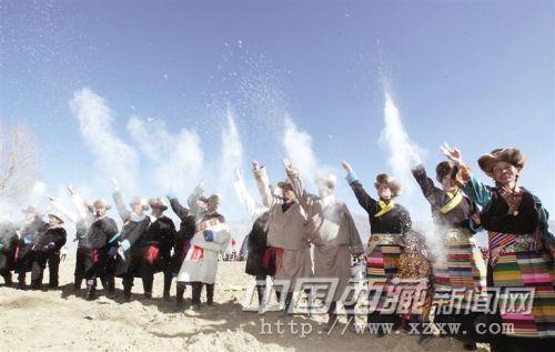 達(dá)孜縣德慶鎮(zhèn)桑珠林村開耕儀式現(xiàn)場(chǎng)。記者 旦增攝
