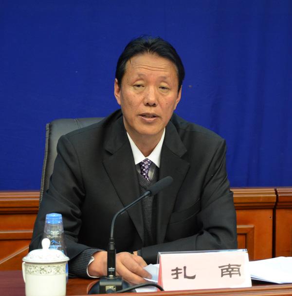 新聞發(fā)言人：那曲地區(qū)行政公署副專員、行政公署新聞發(fā)言人 扎南.jpg