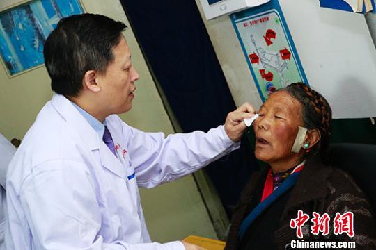 醫(yī)療志愿者在日喀則市為患者進(jìn)行術(shù)前檢查?！≤窡?攝