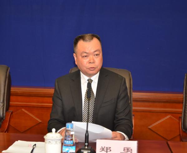 新聞發(fā)言人：自治區(qū)紀(jì)委新聞發(fā)言人、宣傳部部長(zhǎng) 鄭勇.jpg