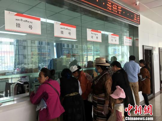 拉薩市人民醫(yī)院就診大廳?！《叛?攝