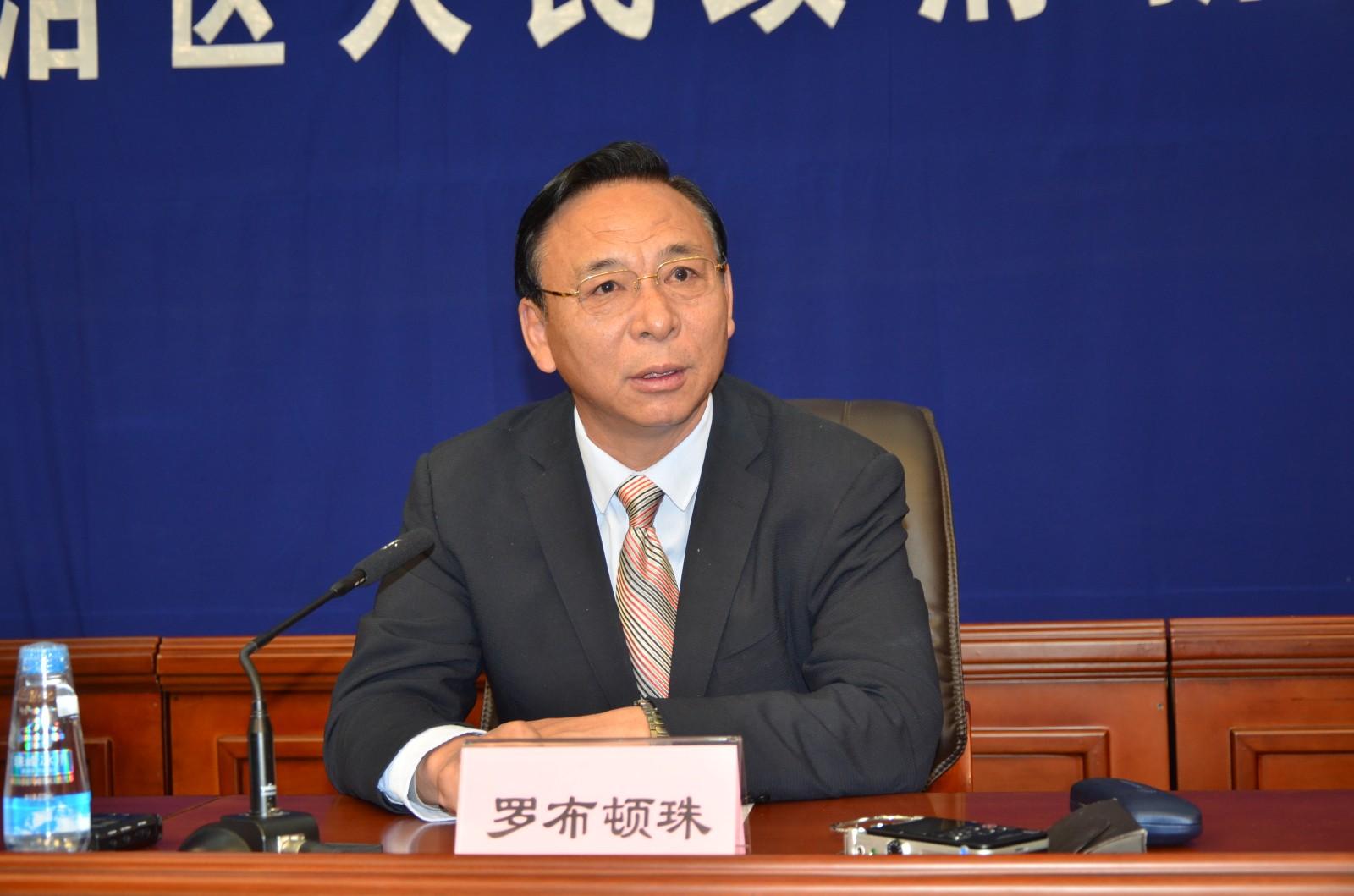 圖為發(fā)言人：區(qū)黨委常委，自治區(qū)常務(wù)副主席，自治區(qū)脫貧攻堅(jiān)指揮部總指揮長(zhǎng) 羅布頓珠.JPG