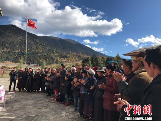 “組團(tuán)式”醫(yī)療援藏活動義診贈藥環(huán)節(jié)受到當(dāng)?shù)卮迕駳g迎?！垖?攝