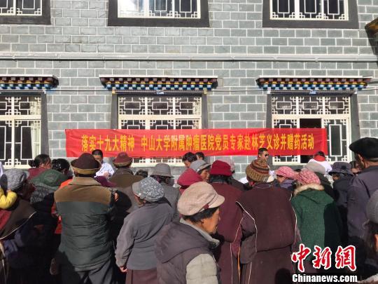 廣東省第三批組團(tuán)式醫(yī)療援藏隊(duì)員、林芝市人民醫(yī)院內(nèi)科副主任黎建軍介紹，林芝市現(xiàn)在有條件開展早期的腫瘤篩查診治。　張寧 攝