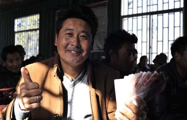 崗巴村一村民領(lǐng)到生態(tài)補(bǔ)償金后，豎起大拇指夸贊黨和國(guó)家的生態(tài)環(huán)保政策 本報(bào)記者 麥正偉 攝.jpg