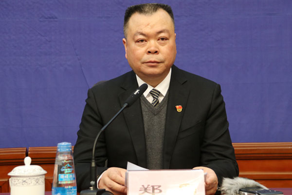 新聞發(fā)言人：自治區(qū)紀(jì)委監(jiān)委新聞發(fā)言人、宣傳部部長(zhǎng) 鄭勇.jpg