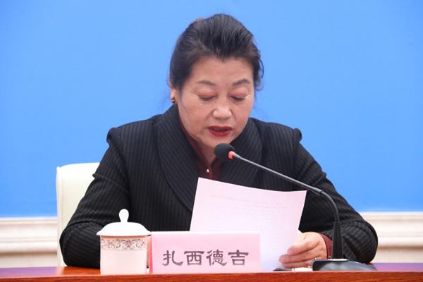 新聞發(fā)言人：拉薩市應對新型冠狀肺炎疫情工作領導小組成員、專家救治防控組組長、市衛(wèi)健委黨組副書記、主任 扎西德吉.jpg
