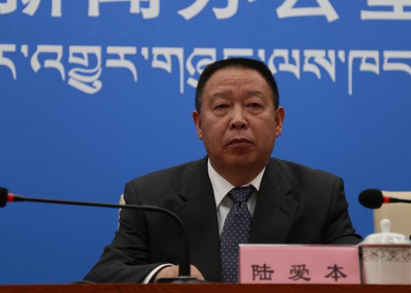 發(fā)言人：區(qū)公路局黨委副書記、局長 陸愛本.jpg