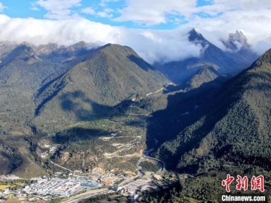 圖為10月18日，派墨公路米林側(cè)明線段?！《拘?攝