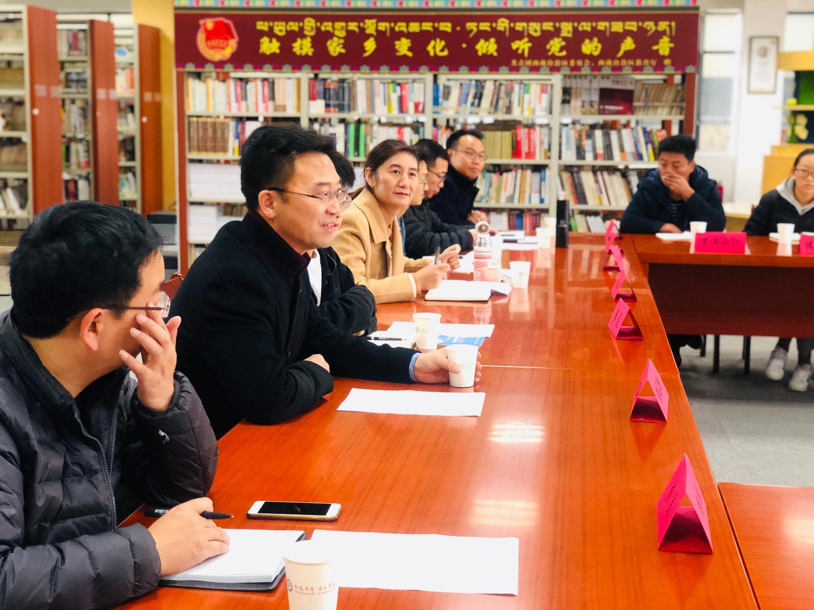 yj1123p03共青團西藏自治區(qū)委員會副書記格桑卓瑪、西藏青年報社副社長洛桑頓珠、內(nèi)地西藏班（校）管理中心工作人員廖羨等，同內(nèi)地西藏班的不同民族師生代表進(jìn)行了座談。.jpg