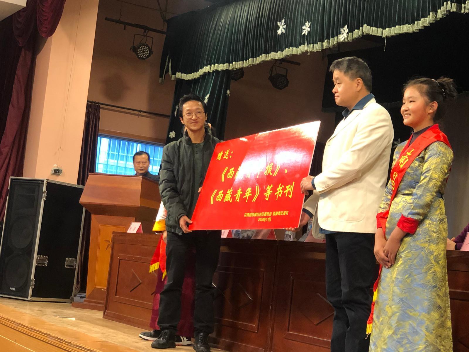 yj1123p04第八屆內(nèi)地西藏班民族團結(jié)教育活動走進(jìn)江西南昌十七中學(xué).jpg