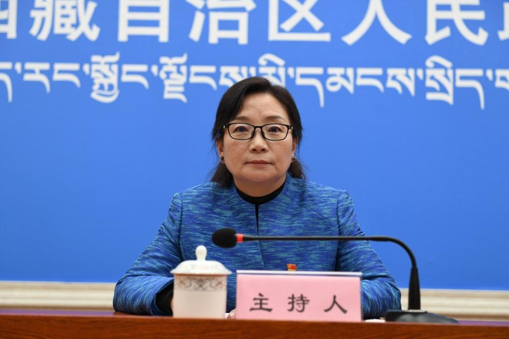 主持人 區(qū)黨委宣傳部副部長(zhǎng)、政府新聞辦主任 德吉卓嘎.JPG