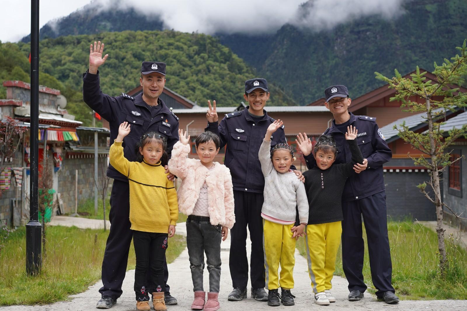 5 圖為玉麥邊境派出所民警在轄區(qū)走訪期間，與轄區(qū)兒童合影.jpg