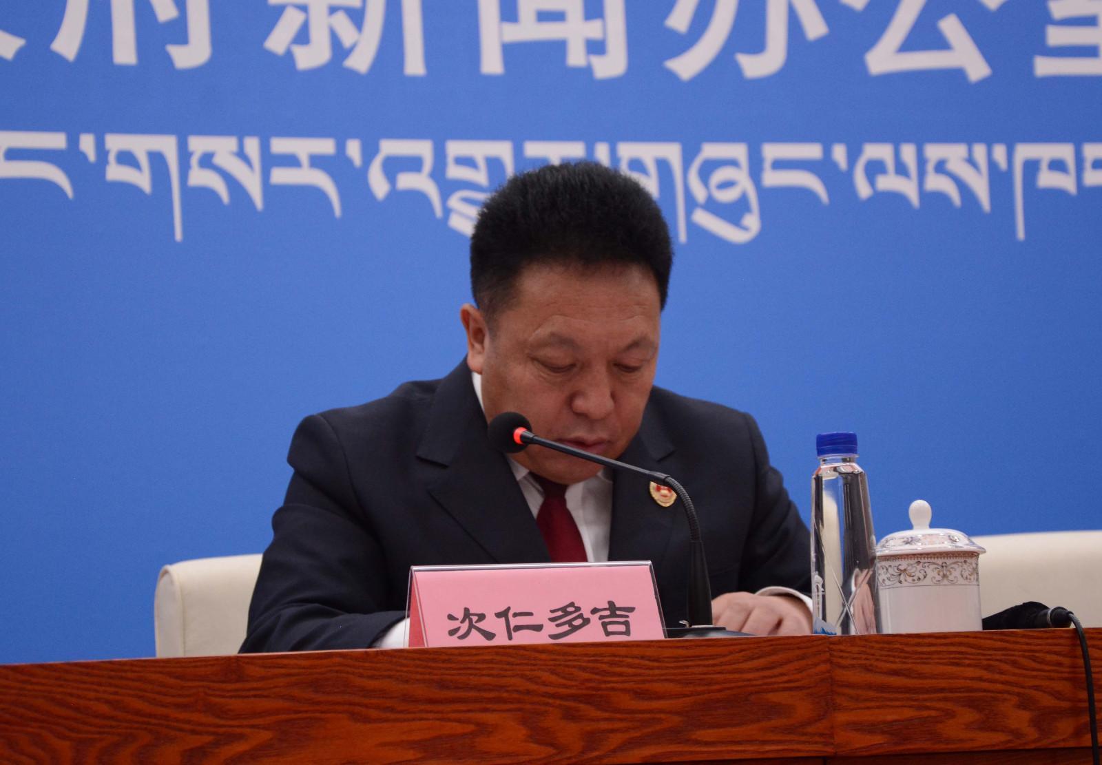 新聞發(fā)言人：自治區(qū)檢察院第二檢查部主任、三級高級檢察官 次仁多吉.JPG