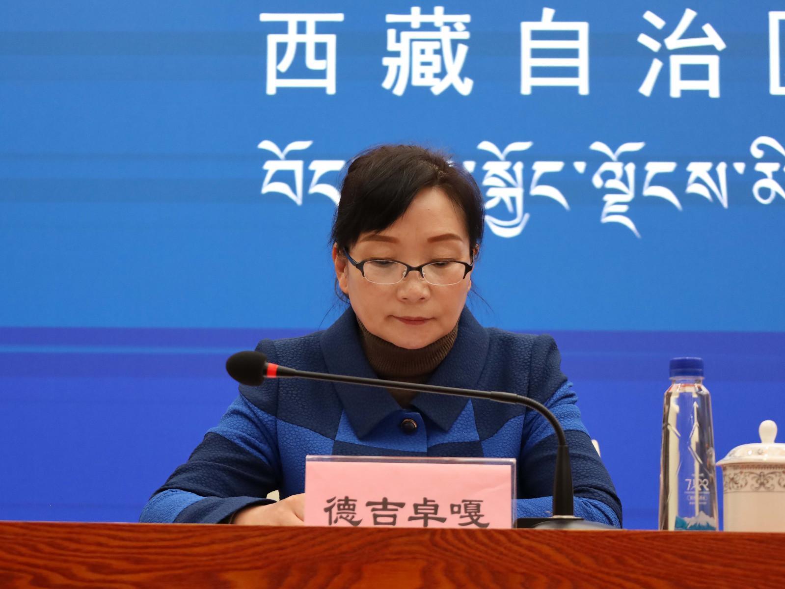主持人：區(qū)黨委宣傳部副部長、區(qū)政府新聞辦主任 德吉卓嘎.JPG