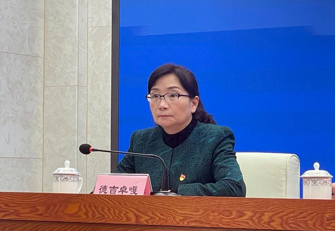 主持人 自治區(qū)黨委宣傳部副部長、區(qū)政府新聞辦主任 德吉卓嘎.jpg