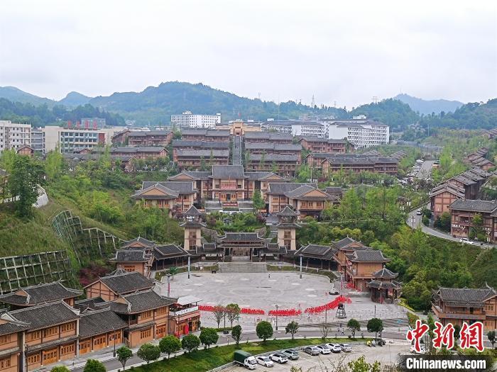 阿妹戚托小鎮(zhèn)一隅?！∈〗?攝