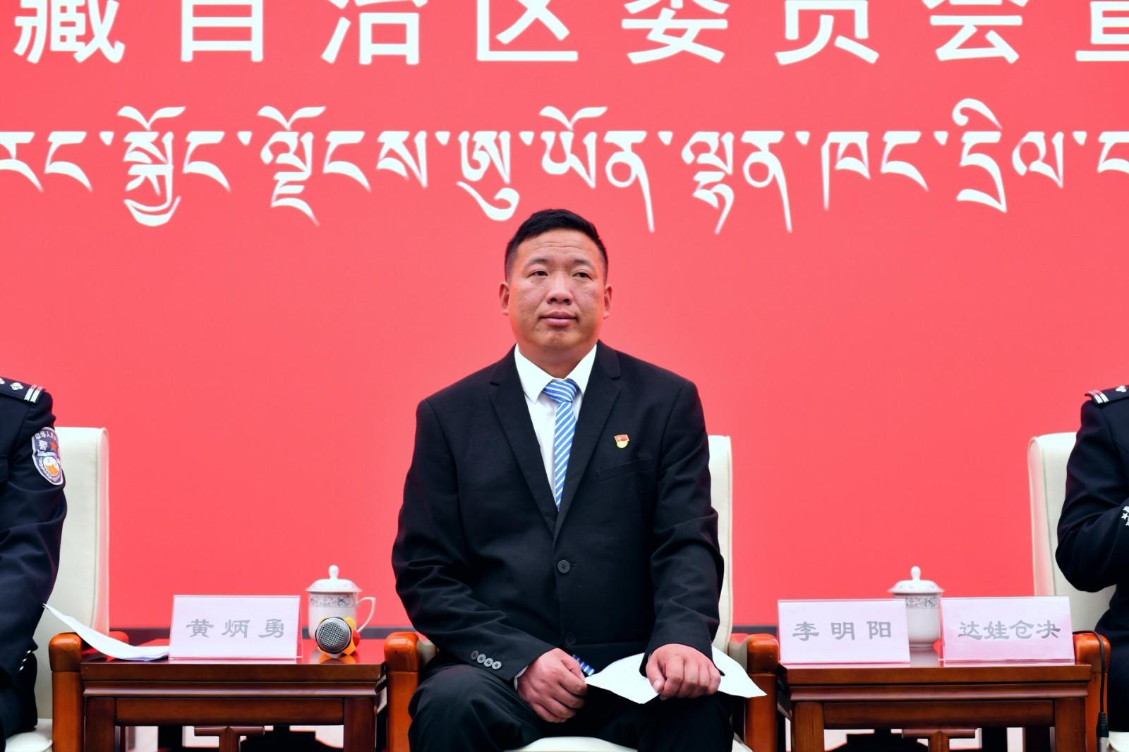 新聞發(fā)言人：日喀則市崗巴縣委常委、崗巴鎮(zhèn)黨委書記李明陽 .jpg
