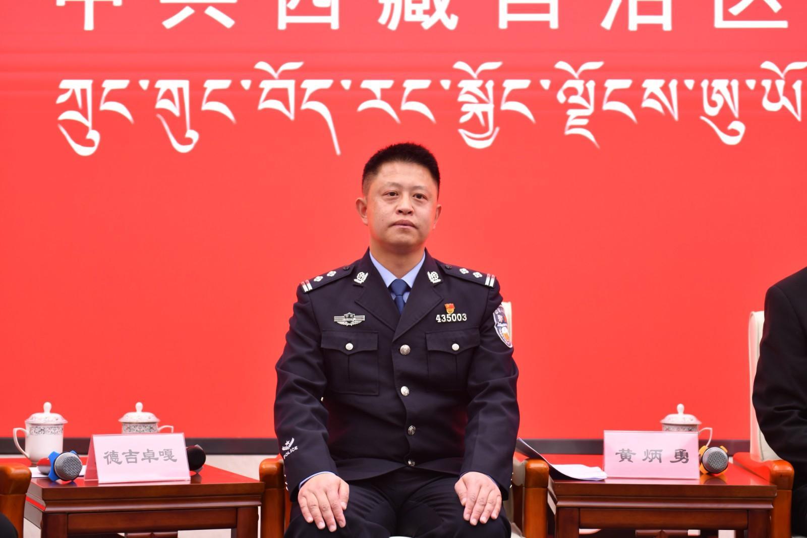 新聞發(fā)言人：林芝市波密縣公安局黨委副書記、政委、機(jī)關(guān)第一黨支部書記、四級高級警長黃炳勇.jpg