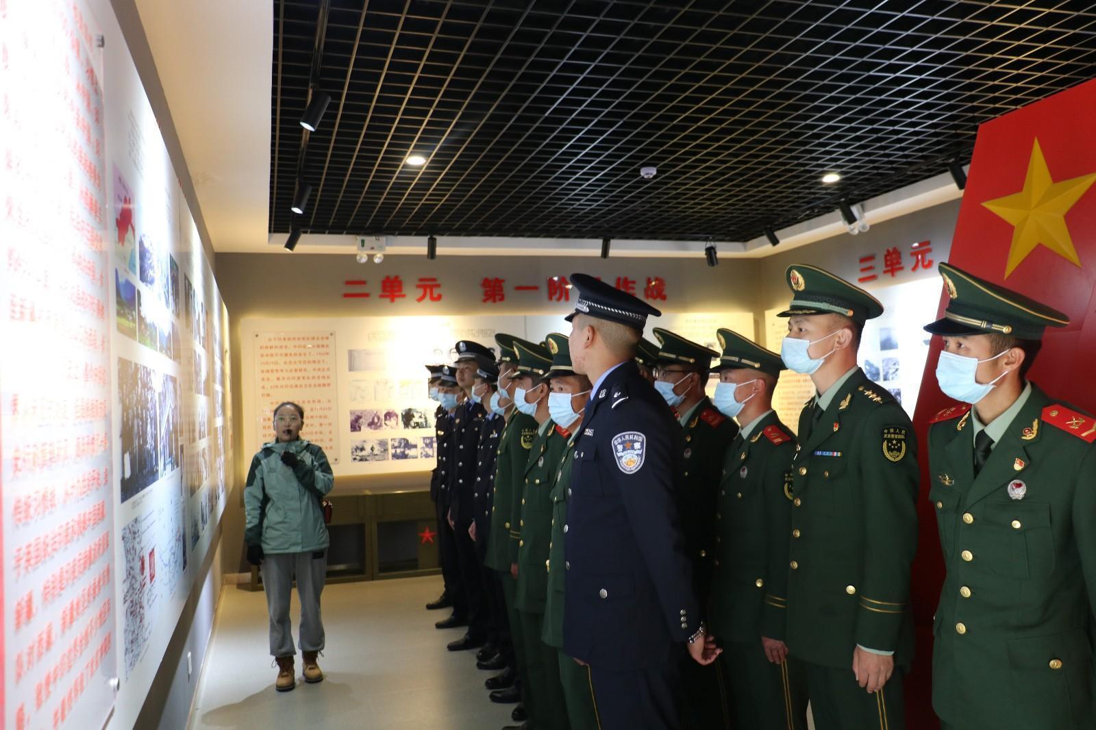 5 圖為錯(cuò)那邊境檢查站民警與錯(cuò)那縣武警中隊(duì)官兵共同在對(duì)印自衛(wèi)反擊戰(zhàn)前沿指揮所舊址陳列館瞻仰革命先烈的光榮事跡，重溫對(duì)敵斗爭(zhēng)的光輝歷史   李啟書  攝.jpg