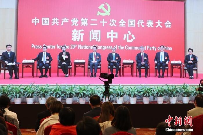10月19日，中國共產(chǎn)黨第二十次全國代表大會新聞中心舉行集體采訪。重慶、四川、貴州、云南、西藏、陜西、甘肅代表團新聞發(fā)言人出席，介紹代表團學(xué)習(xí)討論二十大報告情況，并回答記者提問。圖為分會場。 中新社記者 蔣啟明 攝