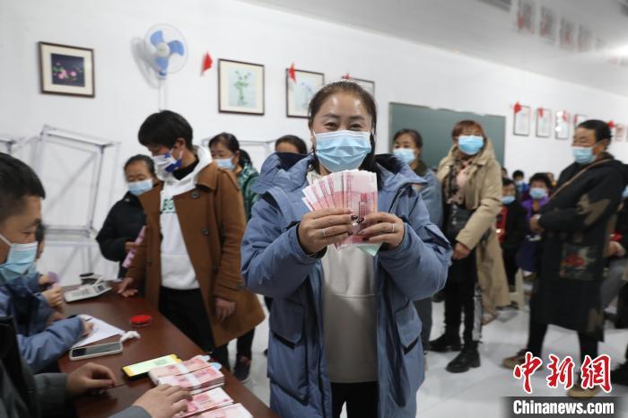 圖為肖主拉領(lǐng)到了“工資”?！】朴抑衅煨麄鞑抗﹫D