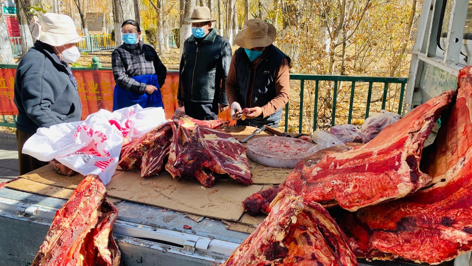 圖為市民正在買牛肉，本報(bào)記者 格桑倫珠攝(3737723)-20221201105107(1).jpg