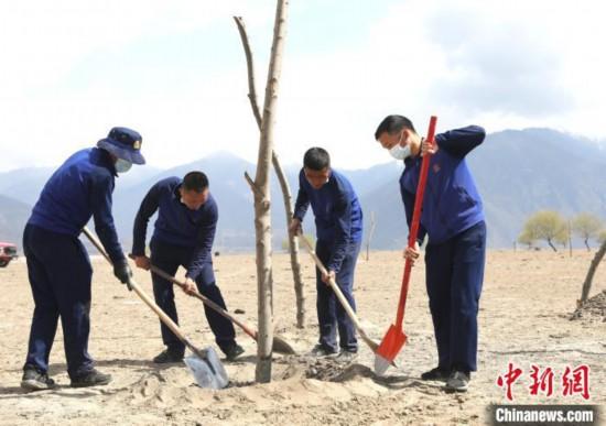 林芝市巴宜區(qū)森林消防中隊(duì)志愿服務(wù)隊(duì)正在平坑?！∥骼@拉翁 攝