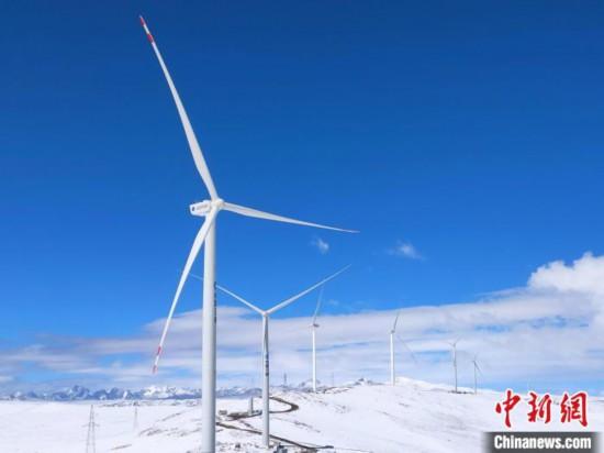 圖為矗立在哲古草原上的風(fēng)電機(jī)組?！≈袊?guó)電建集團(tuán)成都勘測(cè)設(shè)計(jì)研究院有限公司 供圖