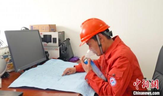 圖為哲古風(fēng)電項(xiàng)目技術(shù)人員克服高原缺氧堅(jiān)持工作。　中國(guó)電建集團(tuán)成都勘測(cè)設(shè)計(jì)研究院有限公司 供圖