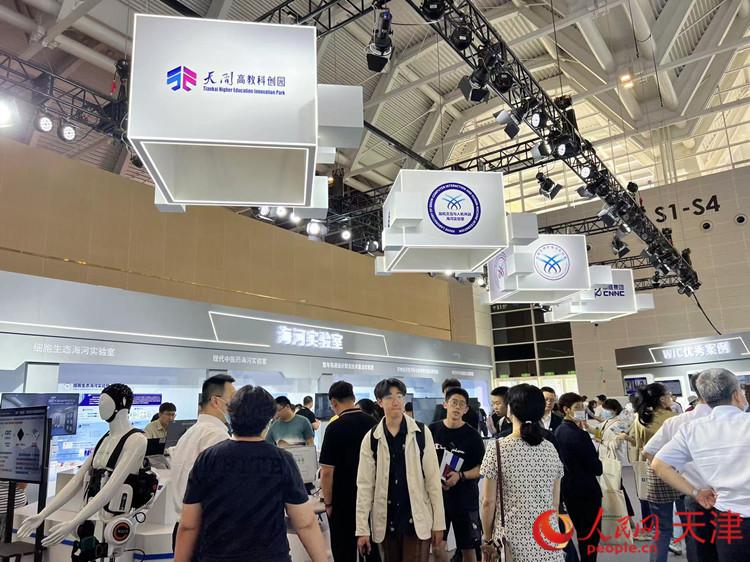 海河實驗室展臺聚集了大量參觀者，他們不斷向工作人員提問各種問題。人民網(wǎng)記者 孫翼飛攝
