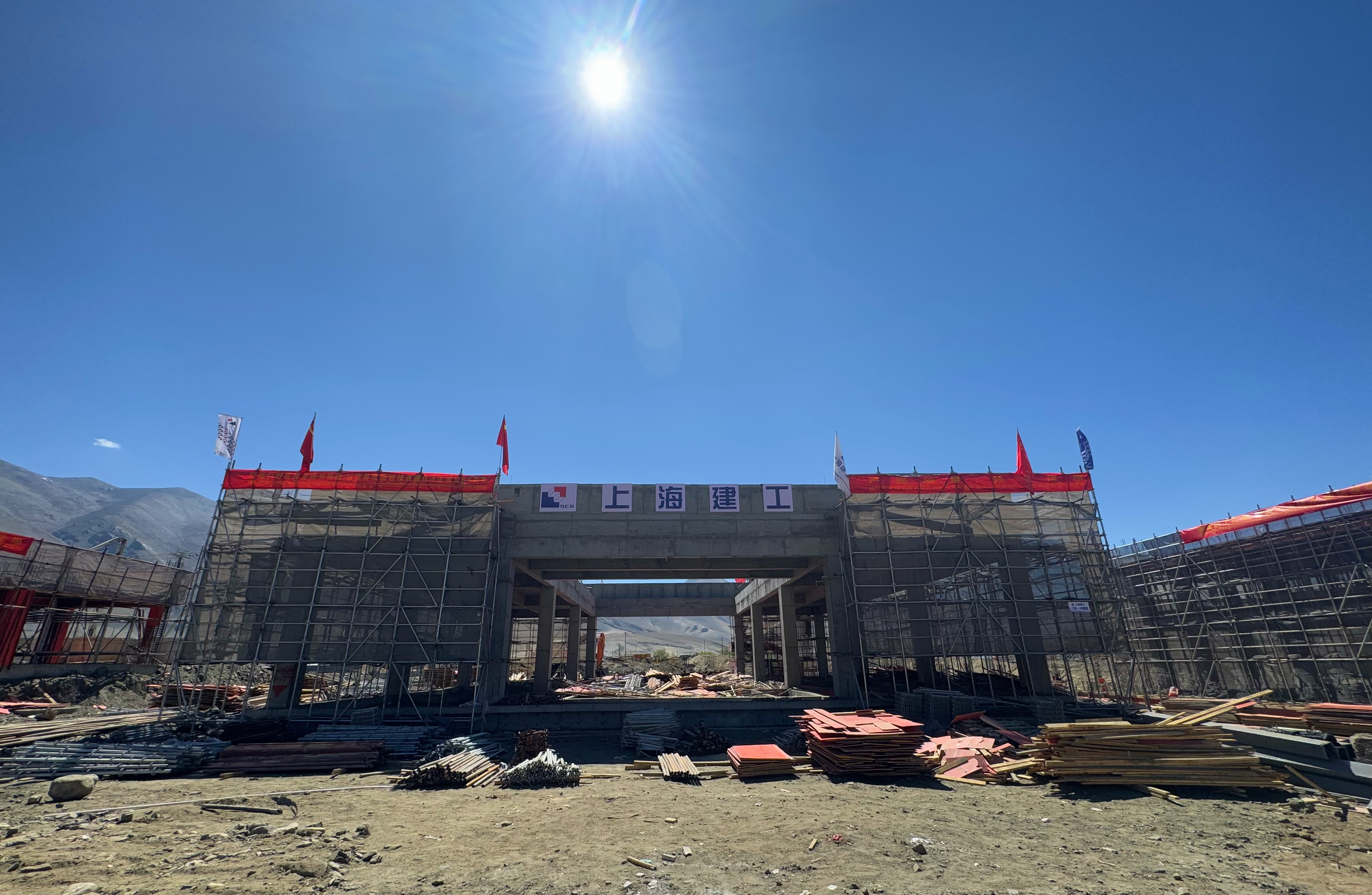 爭分奪秒重建家園！定日森嘎村8度設(shè)防新居(13269865)-20250523092129.jpg