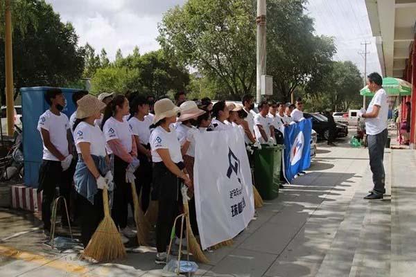 圖為富民公司董事長(zhǎng)巴桑頓珠正在進(jìn)行動(dòng)員講話。.jpg