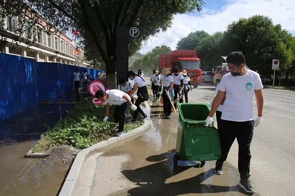 圖為員工們正在清理道路兩側(cè)的垃圾。.jpg