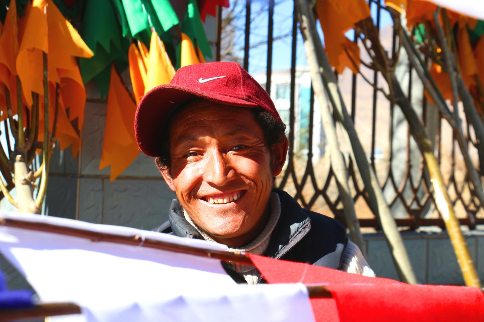 圖為：1月23日上午，來自西藏山南市乃東區(qū)亞堆鄉(xiāng)農(nóng)民索朗多吉在縫制、銷售經(jīng)幡樹。他說：“去年我和朋友合伙做經(jīng)幡樹生意賺了4萬多元，今年一個人干，感覺比去年還好，一天就有1000多元的收入?！? 曲杰   攝.jpg