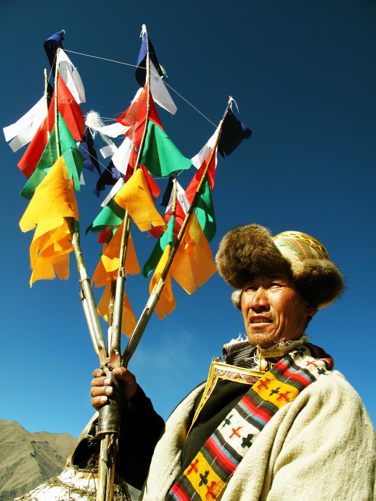 圖為：1月23日上午，西藏山南市瓊結(jié)縣唐布齊村村民歐珠多吉一大早就縫制好了經(jīng)幡樹，祈求新的一年里人畜無病無災(zāi)，吉祥如意。曲杰  攝.jpg