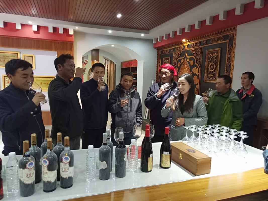 學(xué)習(xí)考察組在昌都市芒康縣納西鄉(xiāng)達(dá)美擁葡萄酒廠展覽館參觀學(xué)習(xí)。.jpg