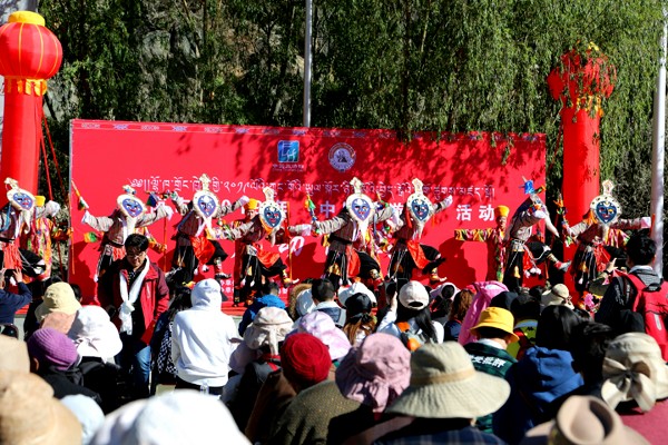 啟動儀式現(xiàn)場瓊結(jié)縣民間藝術(shù)團(tuán)正在表演朗瑪《吉祥祝?！?.jpg