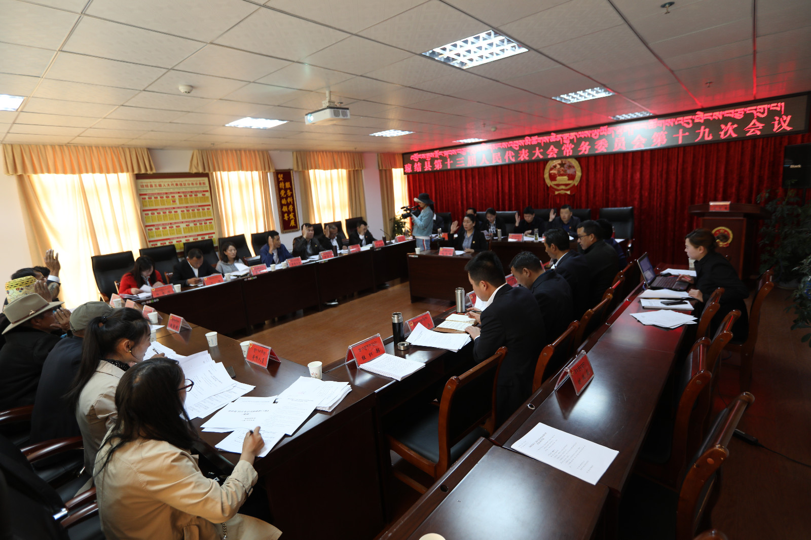 瓊結(jié)縣人大常委會召開第十九次會議現(xiàn)場。.JPG