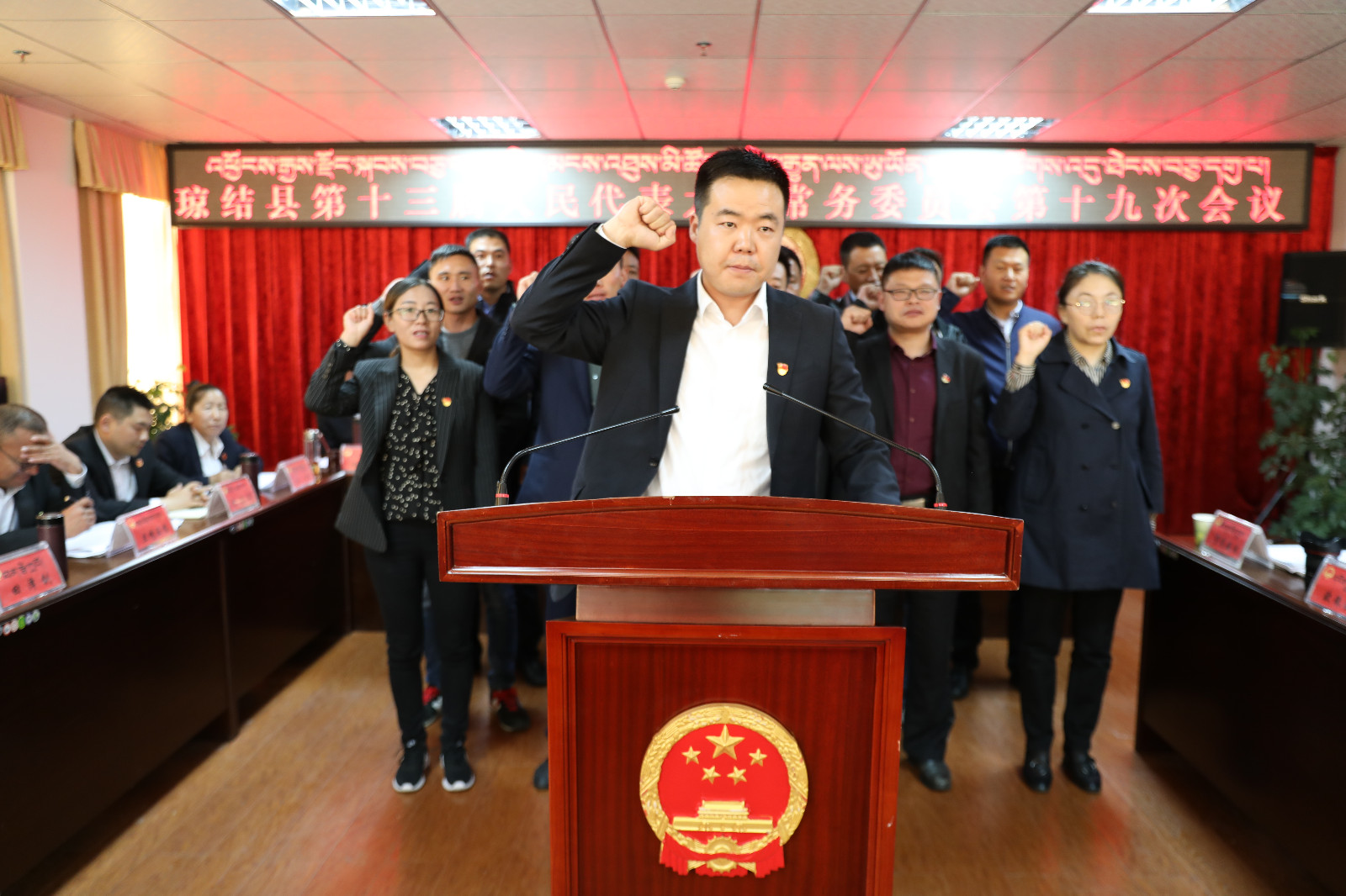 圖為：新任職干部進行憲法宣誓儀式。.JPG