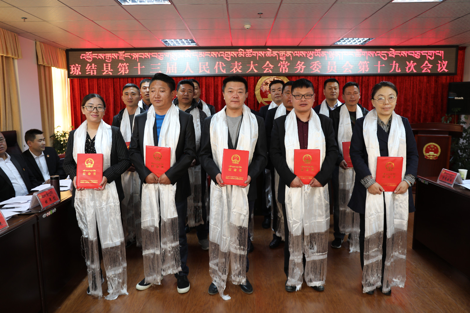 圖為：為新任職干部頒發(fā)了任命書。.JPG