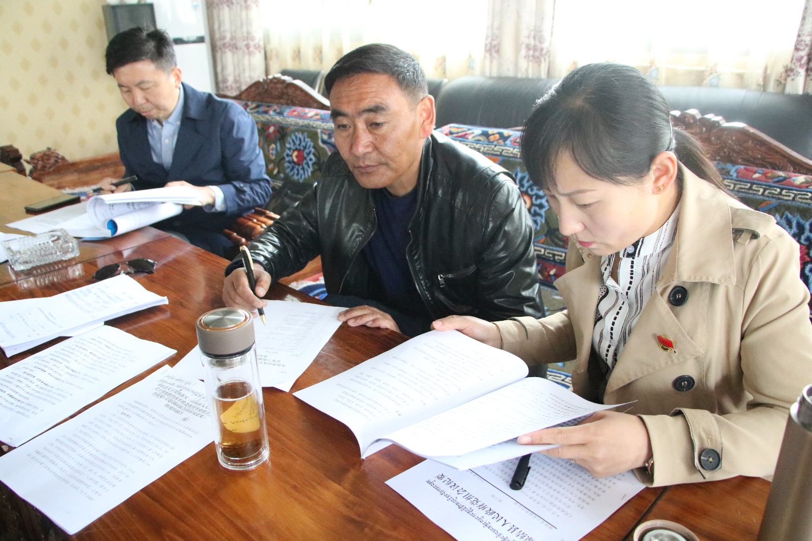 圖為：調研組在瓊結縣教育局檢查教育工作。.JPG