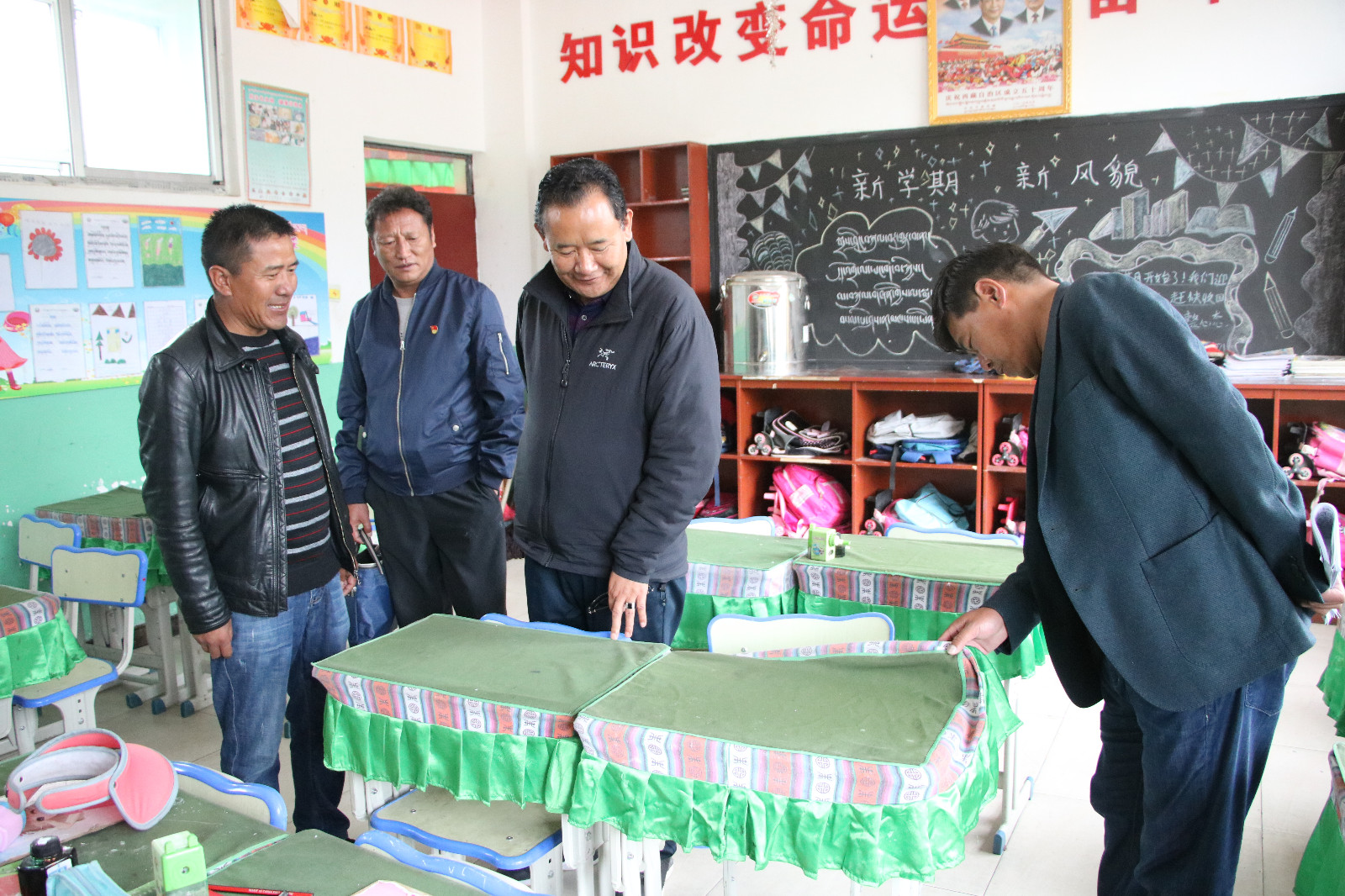 圖為：調研組在瓊結縣下水鄉(xiāng)小學地檢查學校教育教學。.JPG
