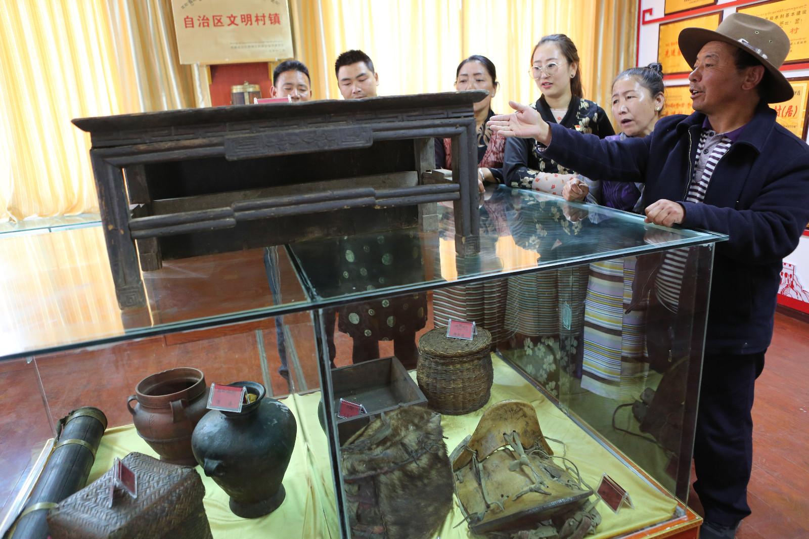 圖為：在瓊結(jié)縣加麻鄉(xiāng)白松村村史館交流學(xué)習(xí)。.JPG
